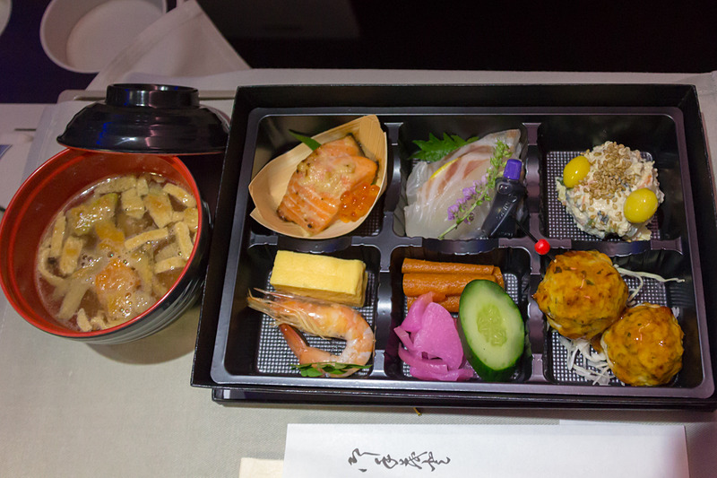 なんとも豪華な前菜。味噌汁もつく