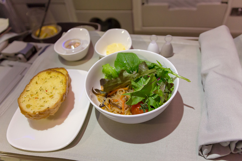 春雨のサラダとパン。パンはガーリックトーストをチョイスした。濃厚でとても美味