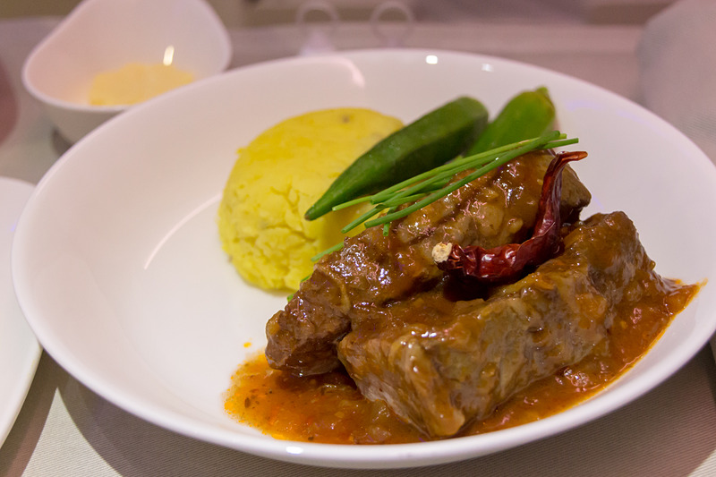 メインの牛リブ肉の煮込み。口の中でホロホロとくずれる柔らかさ