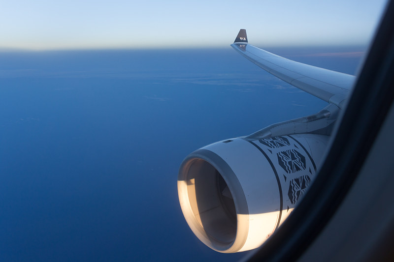 広い広い太平洋を北から南へ。眼下に広がるのは青い海のみ