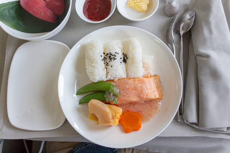 鮭の塩焼きと白米。さっぱりとした味わいが寝起きにちょうどいい