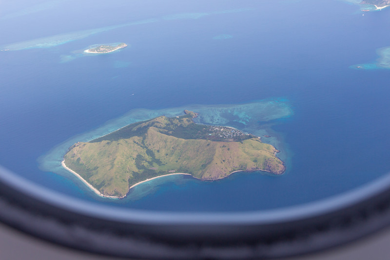 目的地に近づくにつれ、大小さまざまな島が見え始める
