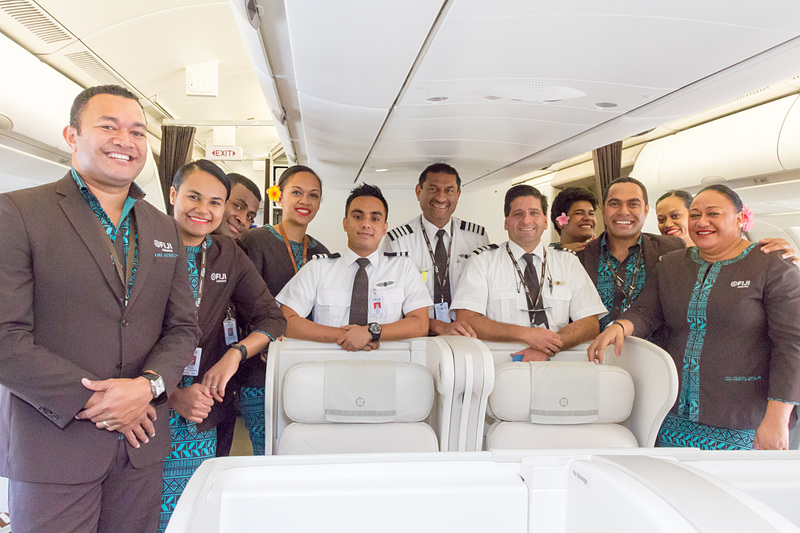 今回のフライトに携わったパイロットとCAの皆さん。ありがとうございました