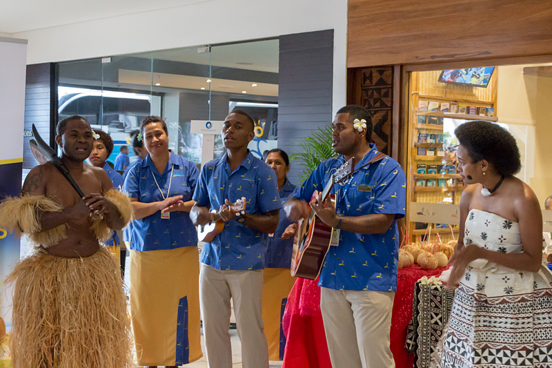 民族衣装を身にまとった人の踊りや歌でフィジータイムの始まりだ