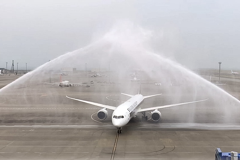 セントレアに到着したシンガポール航空のボーイング 787-10型機（登録記号：9V-SCB）。ウォーターキャノンがお出迎え