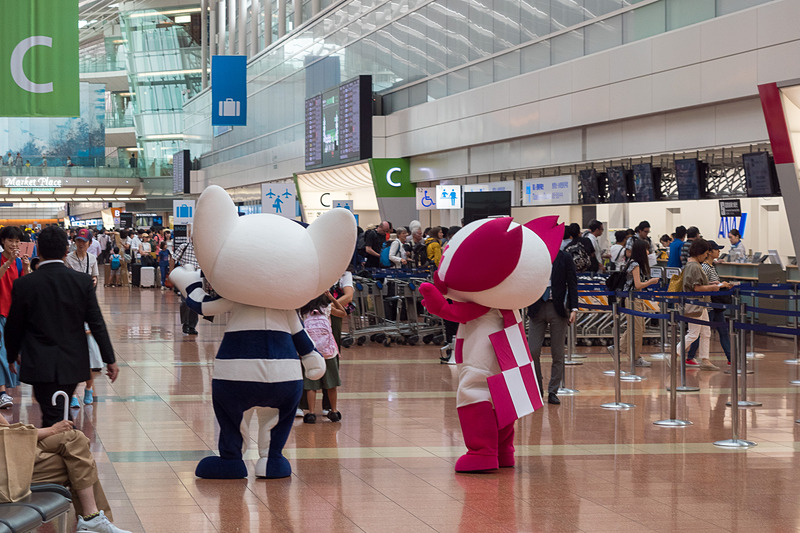 7月28日に羽田空港で開かれたANAの新たな取り組みの発表に合わせ、国内線第2旅客ターミナルに大会マスコットキャラクターの「ミライトワ」と「ソメイティ」が登場