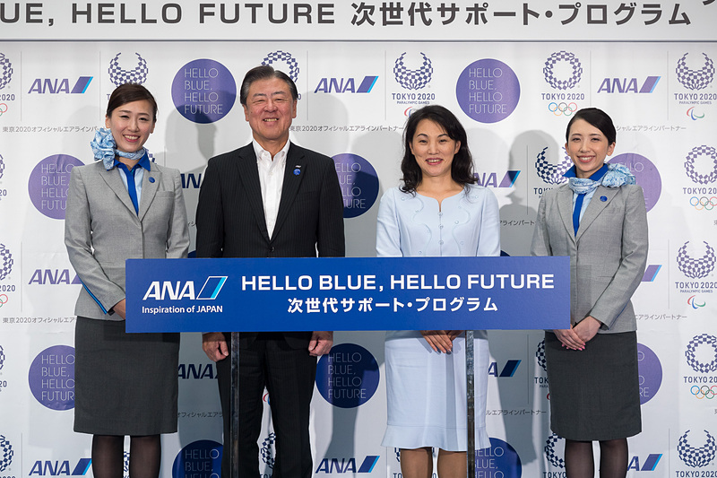 7月28日には羽田空港で「HELLO BLUE, HELLO FUTURE～次世代サポートプログラム～」の発表会を実施。全日本空輸株式会社 代表取締役 副社長 志岐隆史氏（中央左）と、華道家元池坊 次期家元 池坊専好氏（中央右）が取り組みを紹介した
