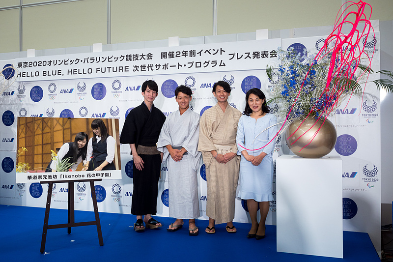 右から、華道家元池坊 次期家元 池坊専好氏、IKENOBOYSの加藤数馬さん、田中伸明さん、真壁弘典さん