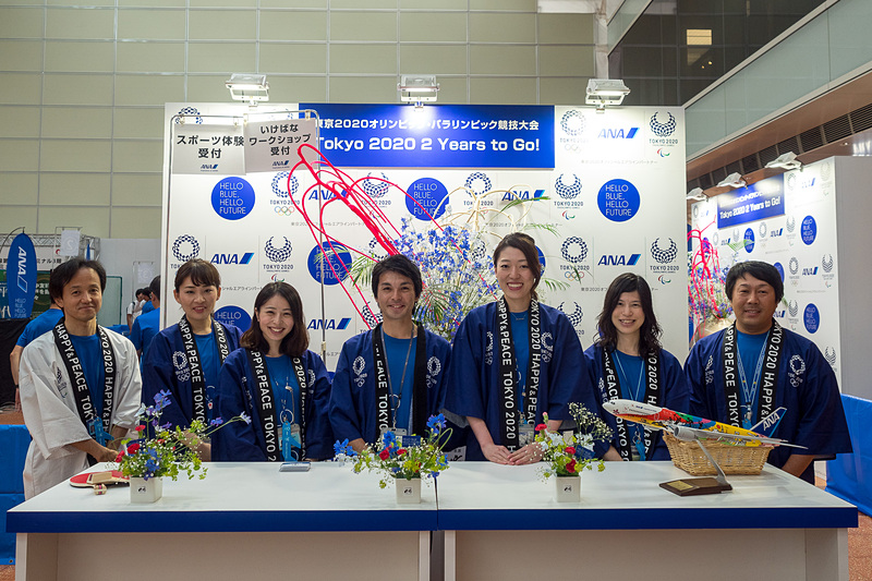 7月28日には羽田空港 国内線第2旅客ターミナル2階出発ロビーで、卓球体験会といけばなワークショップを開催