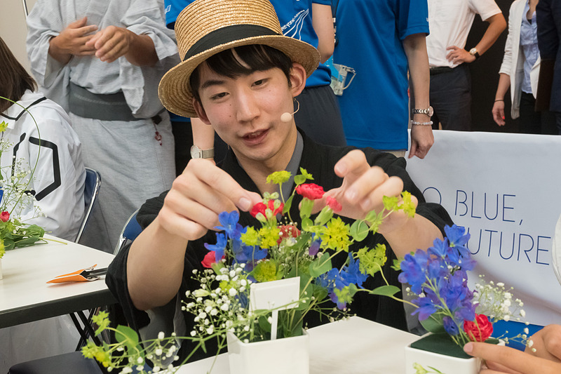 いけばなワークショップでは、IKENOBOYSの3名が直接レッスン。ときに芸術的な視点、ときに具体的にと、さまざまな角度からアドバイスを送っていた