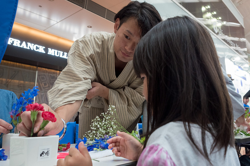 いけばなワークショップでは、IKENOBOYSの3名が直接レッスン。ときに芸術的な視点、ときに具体的にと、さまざまな角度からアドバイスを送っていた