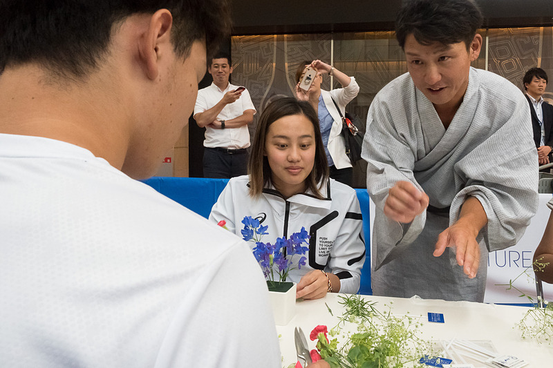 いけばなワークショップでは、IKENOBOYSの3名が直接レッスン。ときに芸術的な視点、ときに具体的にと、さまざまな角度からアドバイスを送っていた