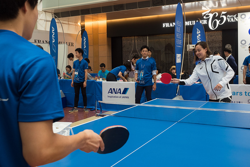東京オリンピックでの活躍が期待される競泳の今井月選手（写真左列）と吉田冬優選手（写真右列）も、卓球といけばなを体験