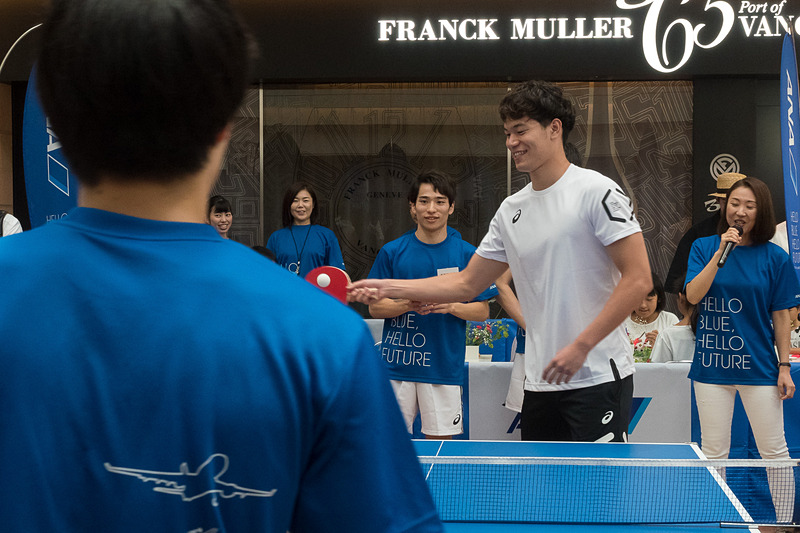 東京オリンピックでの活躍が期待される競泳の今井月選手（写真左列）と吉田冬優選手（写真右列）も、卓球といけばなを体験