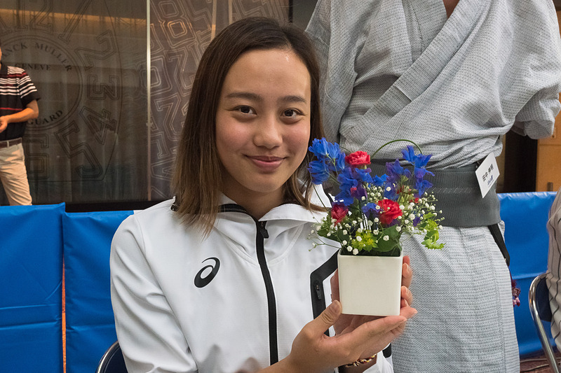 東京オリンピックでの活躍が期待される競泳の今井月選手（写真左列）と吉田冬優選手（写真右列）も、卓球といけばなを体験