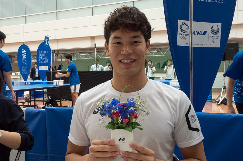 東京オリンピックでの活躍が期待される競泳の今井月選手（写真左列）と吉田冬優選手（写真右列）も、卓球といけばなを体験