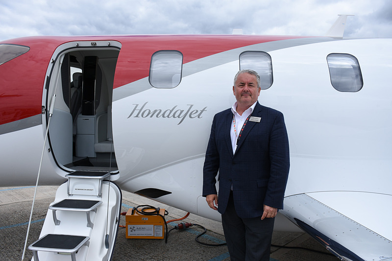 HondaJetを背にして立つHonda Aircraft Company Seles, Senior Division Director サイモン・ローズ（Simon Roads）氏