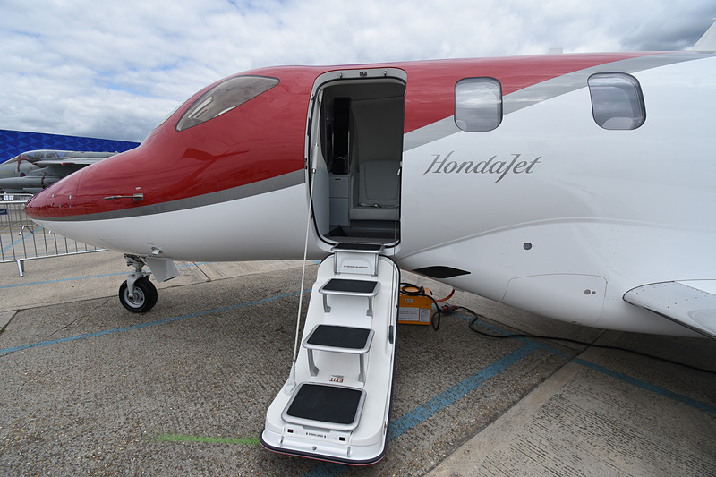 ドアとタラップが一体になったステアウェイ