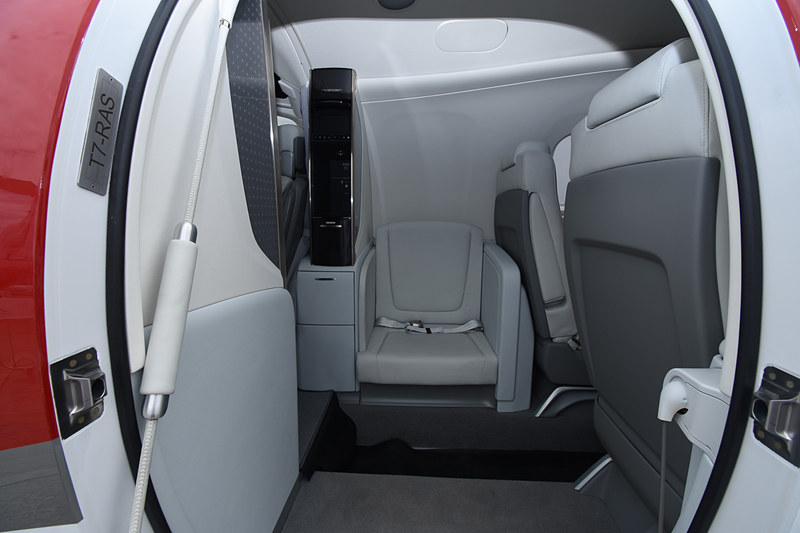 ドアを入ってすぐ小さなシートが見える。左の黒い部分はエアコンなどのコンソール