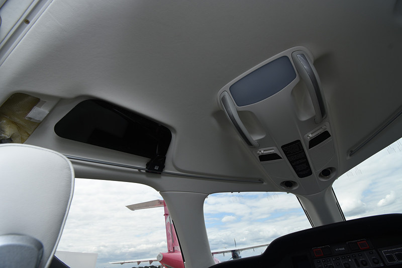 コクピット頭上には計器がない