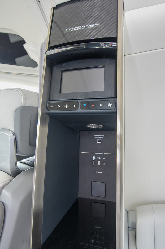 エアコンのコンソール。その下にBluetoothホストアダプタとUSB、外部音声入力が見える