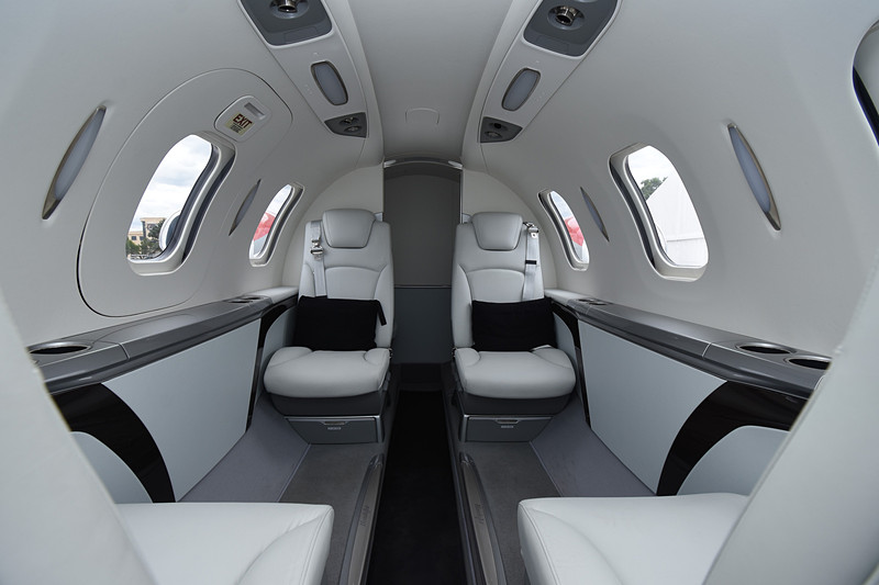 ゆとりあるキャビン。並んだ2席が向かい合う形。最奥がラバトリー