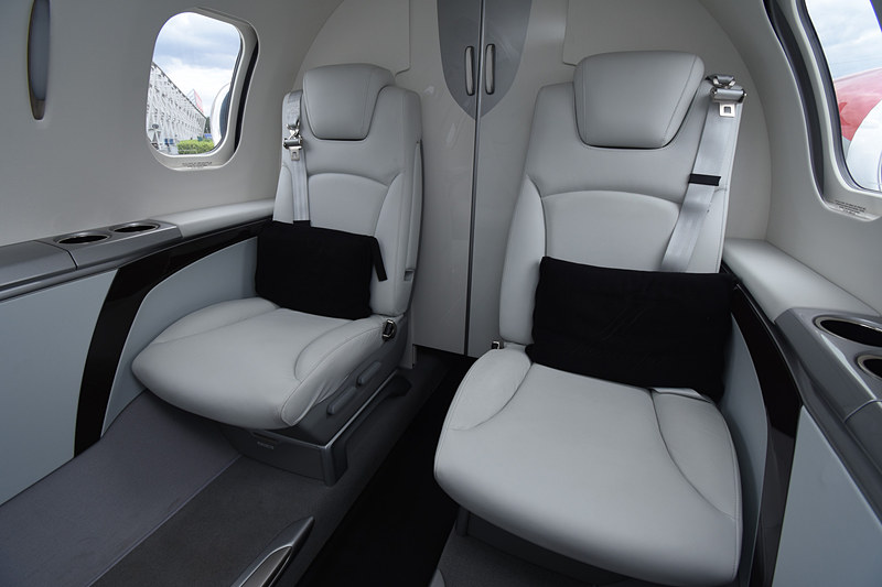 シートベルトは3点式。背後のラバトリーは扉を閉めた状態