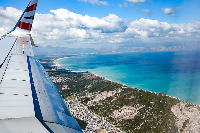 南アフリカの港町ダーバン上空。南アフリカ大陸とインド洋がキレイに見える
