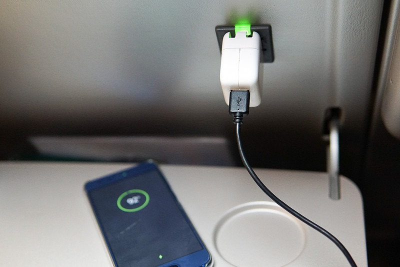 テーブルを出すと、ACコンセントが備え付けられている