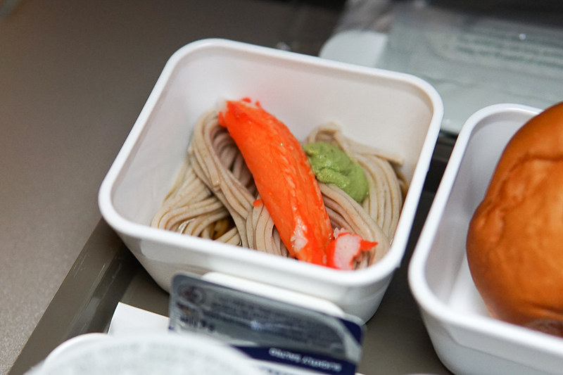 なんと、サイドディッシュは冷たい日本ソバにカニカマ乗せ。ワサビは少し多過ぎかも