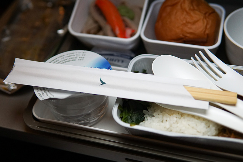 日本食を意識してか、割りばしが付いていた