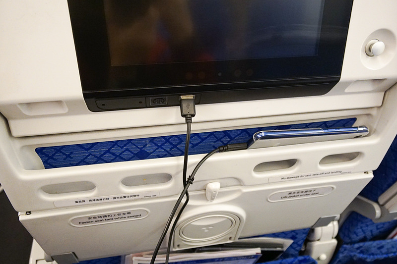 ちょっとした小物を置くスペースとUSB充電ポートがある