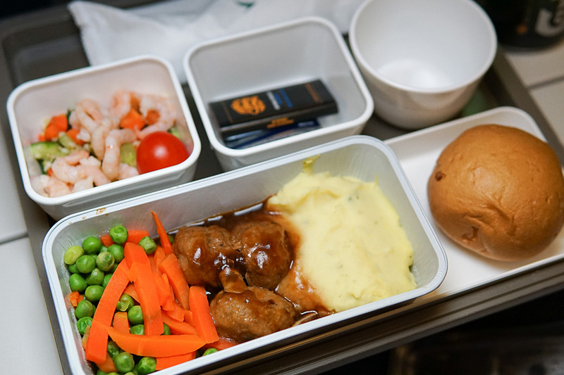 夕食はミートボールを選択。板チョコが付いている