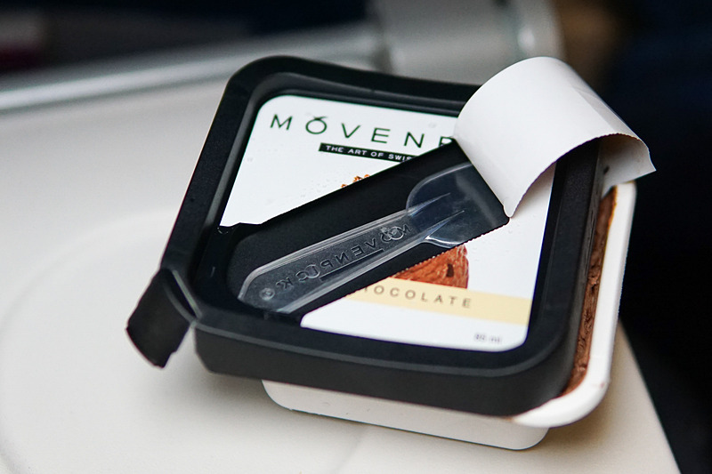 この部分をむくとスプーンがあるので慌てない