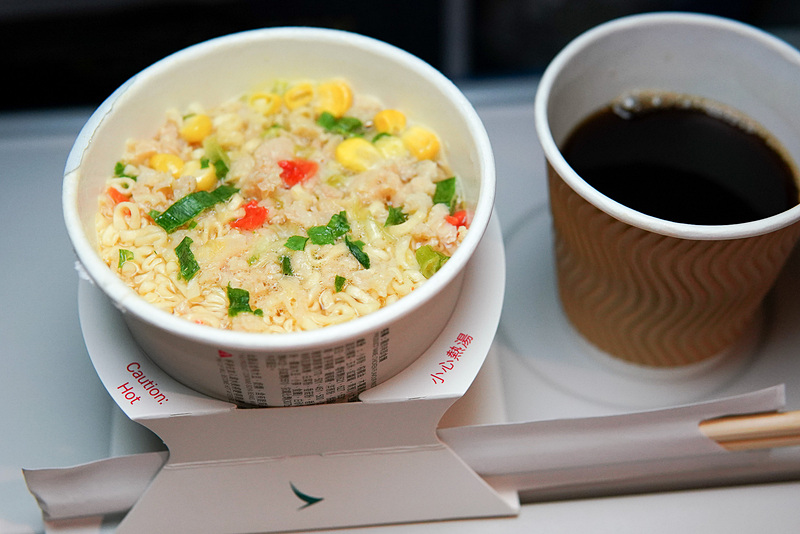 フライト中に頼むと食べられる夜食のカップラーメン。薄味で美味しい