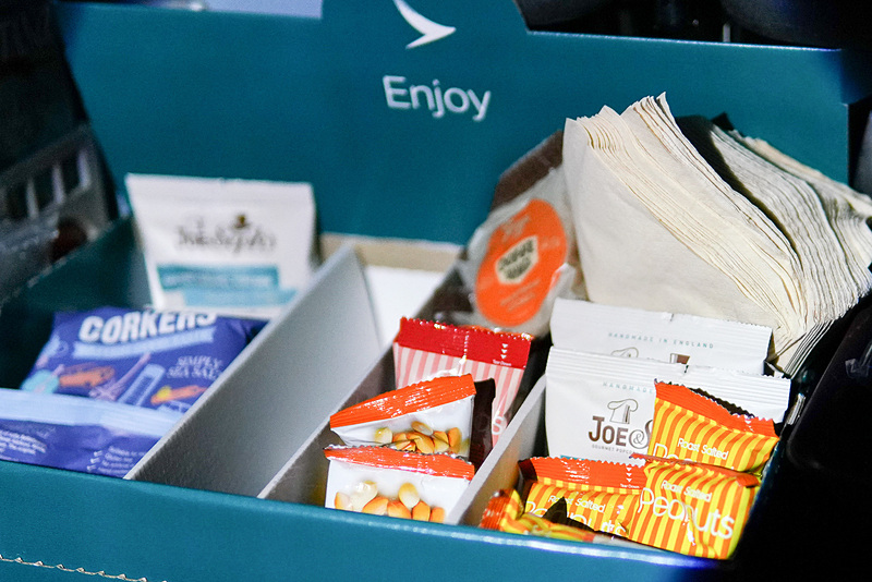 ギャレー付近に置かれている軽食のサービスボックス。真っ暗なので、じっくり探してほしい