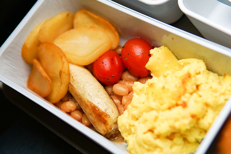 ポテト、スクランブルエッグ、豆、焼きトマトが添えられている