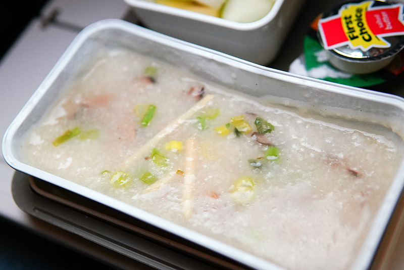 こちらは中華粥。見えにくいが具のチキンは大きめで味もシッカリ付いていて美味しい