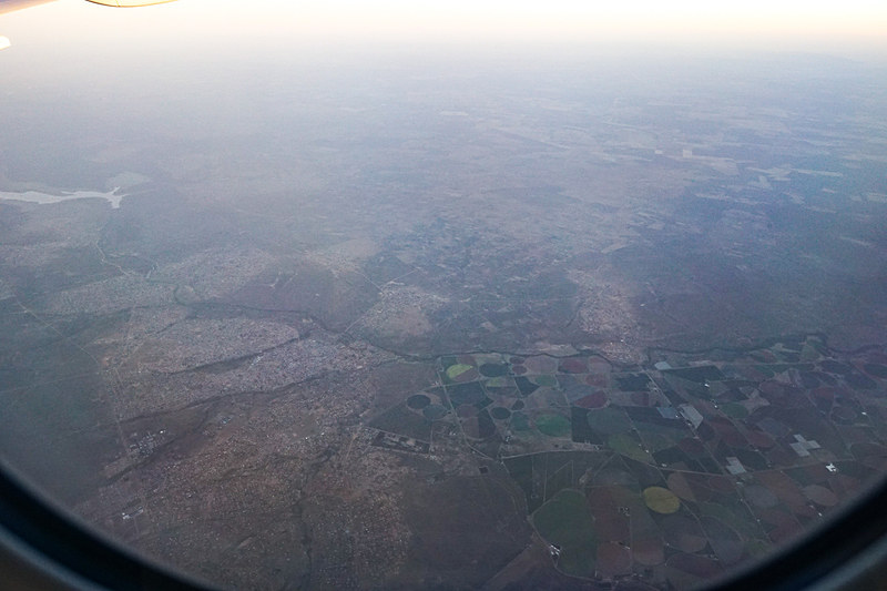 ヨハネスブルグ近郊の上空。曇っていて視界がよくない