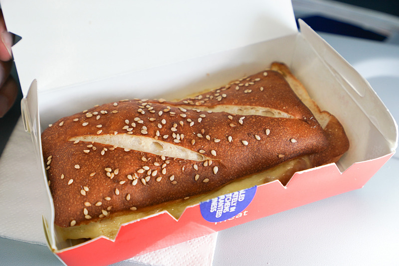 こちらはケープタウン行きのブリティッシュ・エアウェイズ機内で選んだ、溶けたチーズたっぷりのホットミートサンド