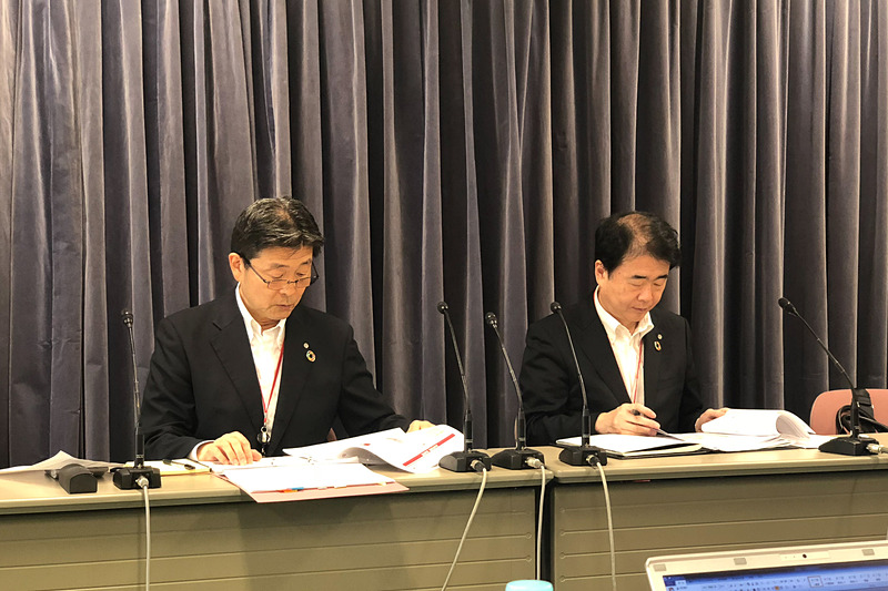 会見に臨む日本航空株式会社 取締役専務執行役員 財務・経理本部長 斉藤典和氏（左）、日本航空株式会社 執行役員 総務本部長 植田英嗣氏（右）