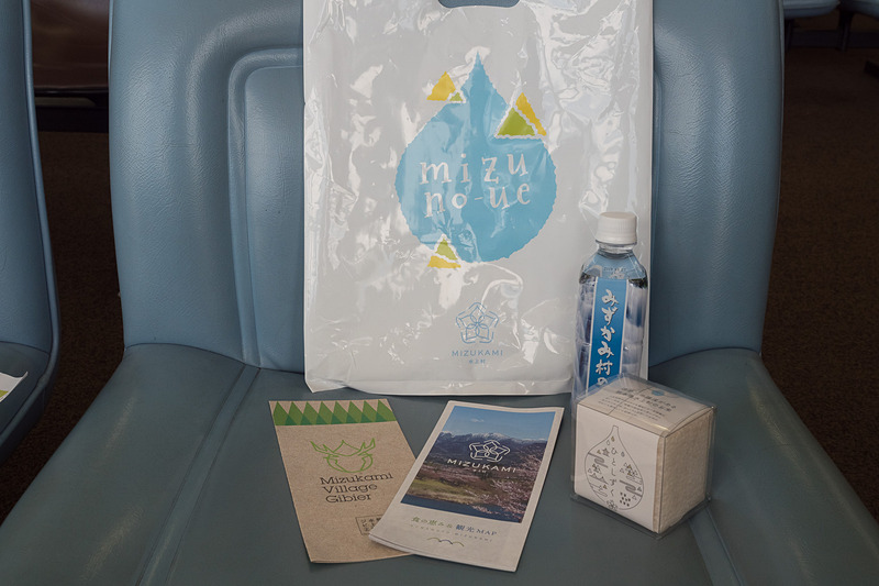 搭乗客への記念品。「みずかみ村の水」や水上村で作られたお米「ひとしずく」。ソラシドエアの搭乗証明書や「ひみつメモ」など