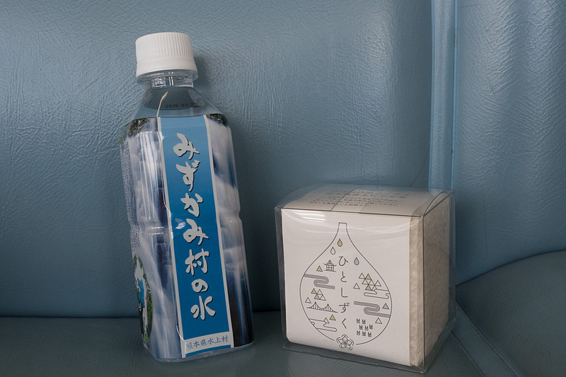 搭乗客への記念品。「みずかみ村の水」や水上村で作られたお米「ひとしずく」。ソラシドエアの搭乗証明書や「ひみつメモ」など