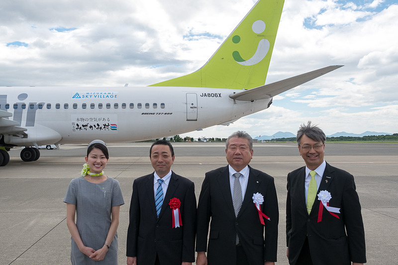 水上村長 中嶽弘継氏、水上村商工会 会長 山崎隆浩氏、株式会社ソラシドエア 代表取締役社長 髙橋宏輔氏、同社CAが駐機場から手を振ってお見送り