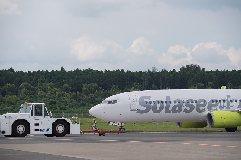 水上村長 中嶽弘継氏、水上村商工会 会長 山崎隆浩氏、株式会社ソラシドエア 代表取締役社長 髙橋宏輔氏、同社CAが駐機場から手を振ってお見送り