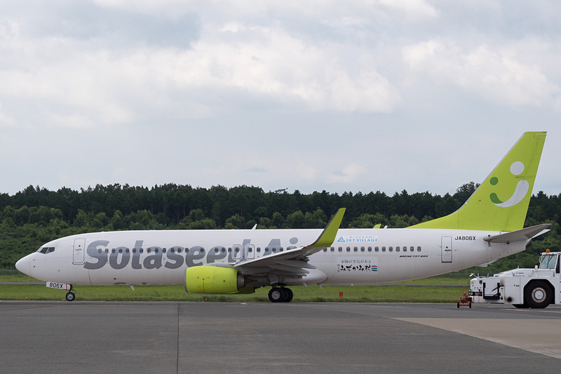 水上村長 中嶽弘継氏、水上村商工会 会長 山崎隆浩氏、株式会社ソラシドエア 代表取締役社長 髙橋宏輔氏、同社CAが駐機場から手を振ってお見送り