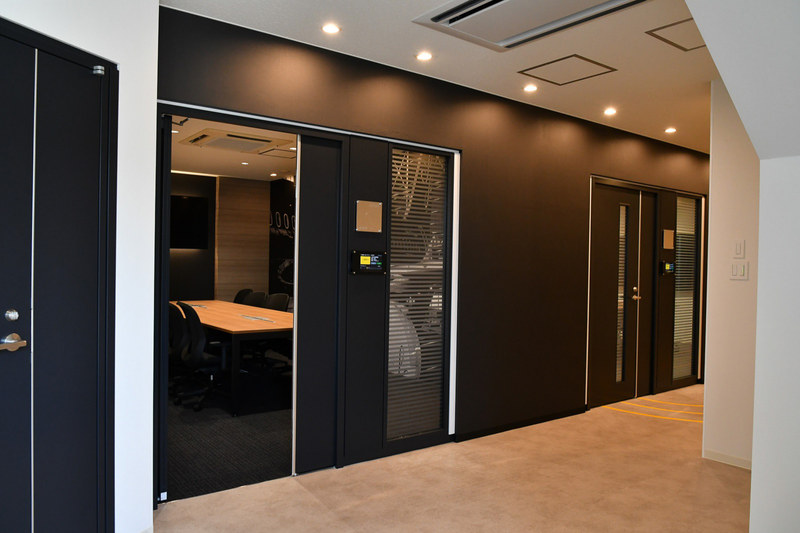 中に進むと、大小さまざまな会議室・応接室がある