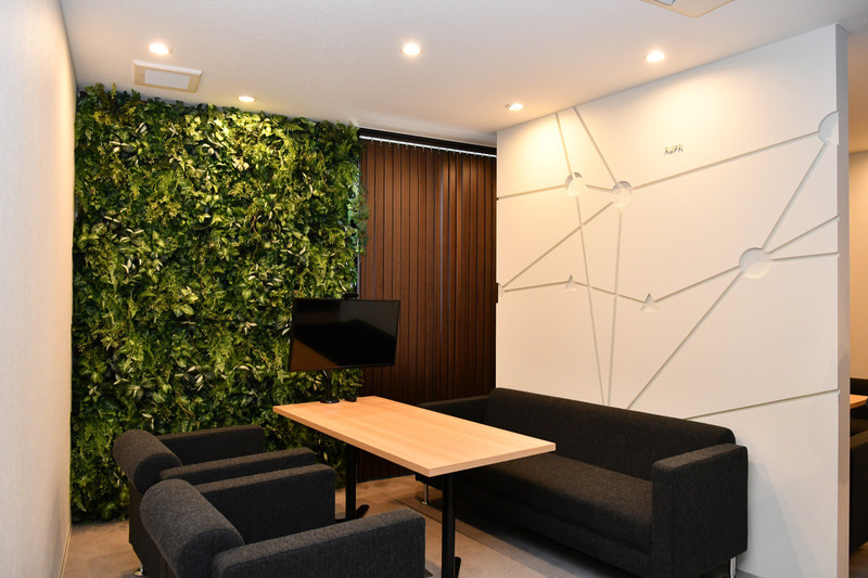 オープンミーティングスペース。仕切壁には就航している航路図が描かれている