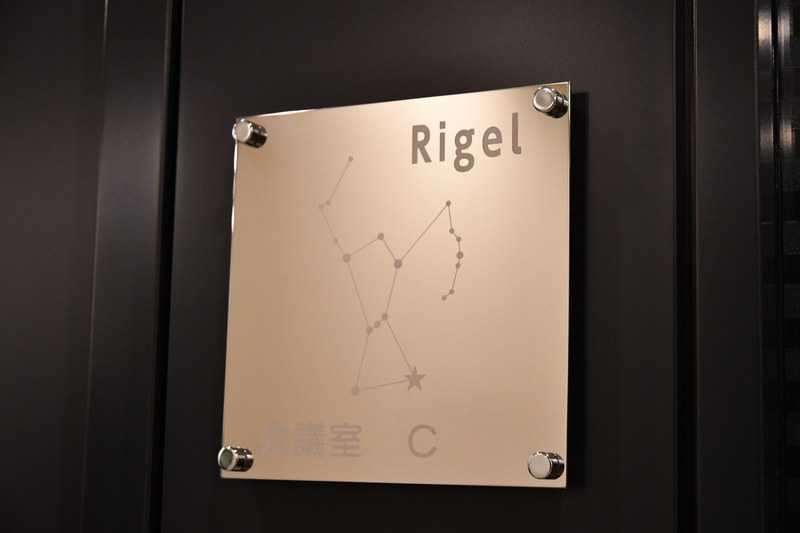 各部屋の入口には部屋名のプレートを入室状況が分かる液晶モニタが設置されている