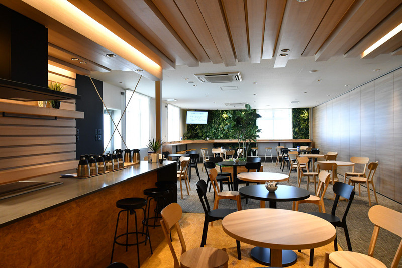 カフェのようなリラクゼーションスペース。60席ほどが用意されている